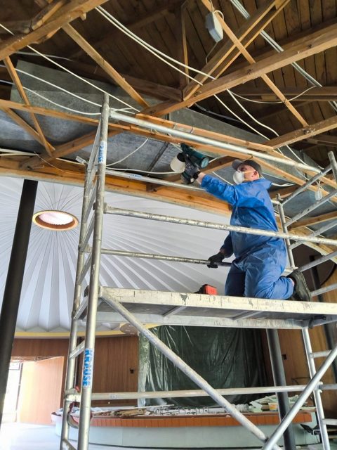 Arbeiten an freigelegten Deckenbauteilen
