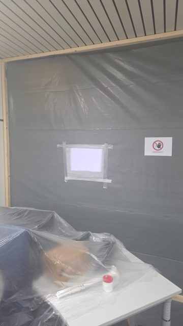 Schutzwand mit gekennzeichnetem Zugang